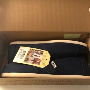 Women’s TOMS size 9, navy. Brand new, never worn